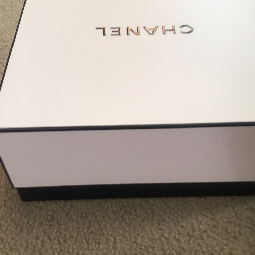🌸NEW🌸 Chanel large gift box with tissue paper & shredded paper - Picture 6 of 15
